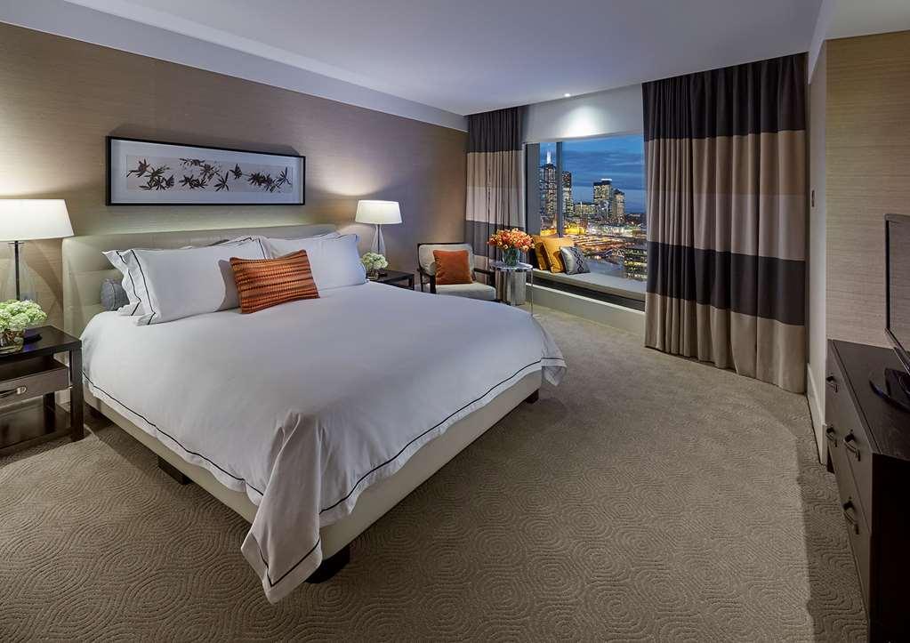 Crown Towers Melbourne 호텔 객실 사진 A bedroom at the Four Seasons Hotel