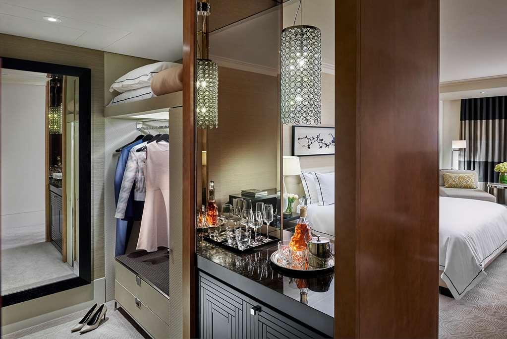 Crown Towers Melbourne 호텔 객실 사진 A wet bar in a hotel room