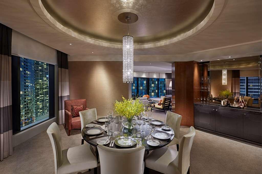 Crown Towers Melbourne 호텔 객실 사진 The dining room of a suite at the Ritz-Carlton, Singapore