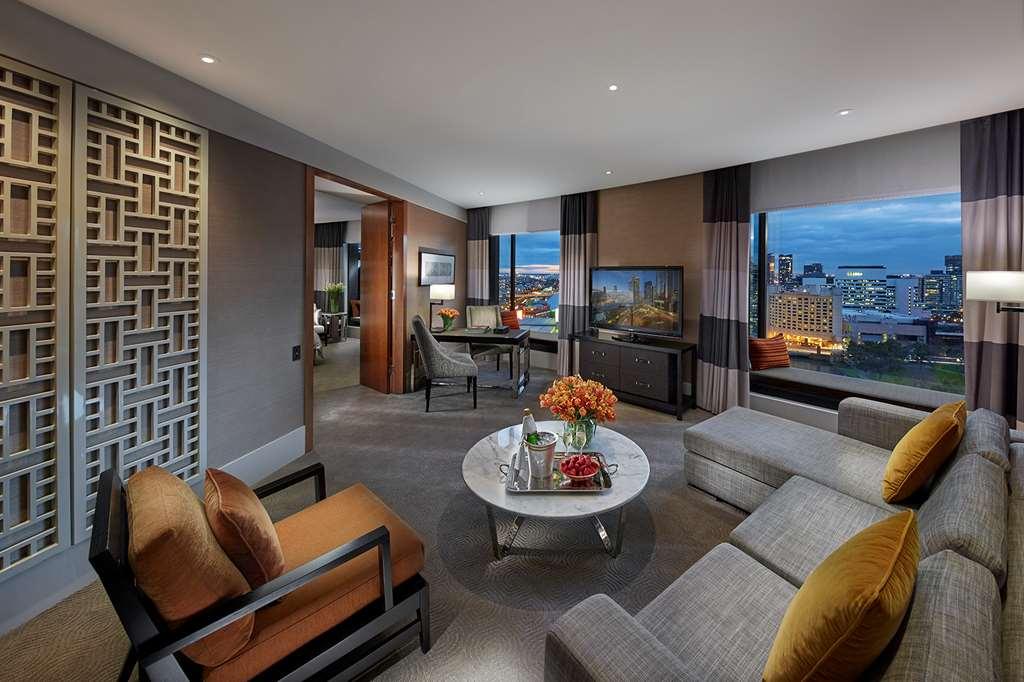 Crown Towers Melbourne 호텔 객실 사진 The living room of a suite at the Mandarin Oriental, London
