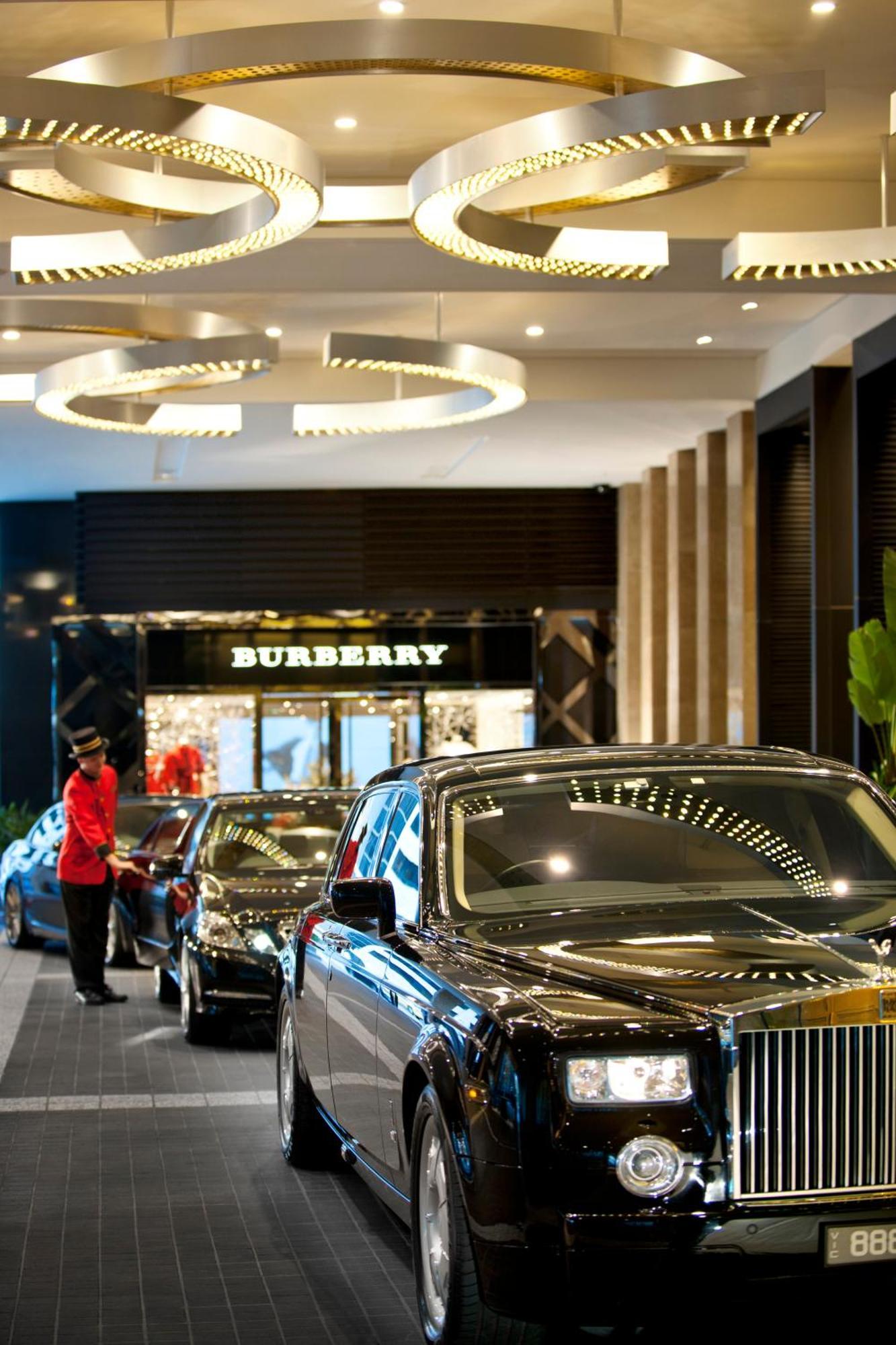 Crown Towers Melbourne 호텔 외부 사진 A Burberry store in Hong Kong