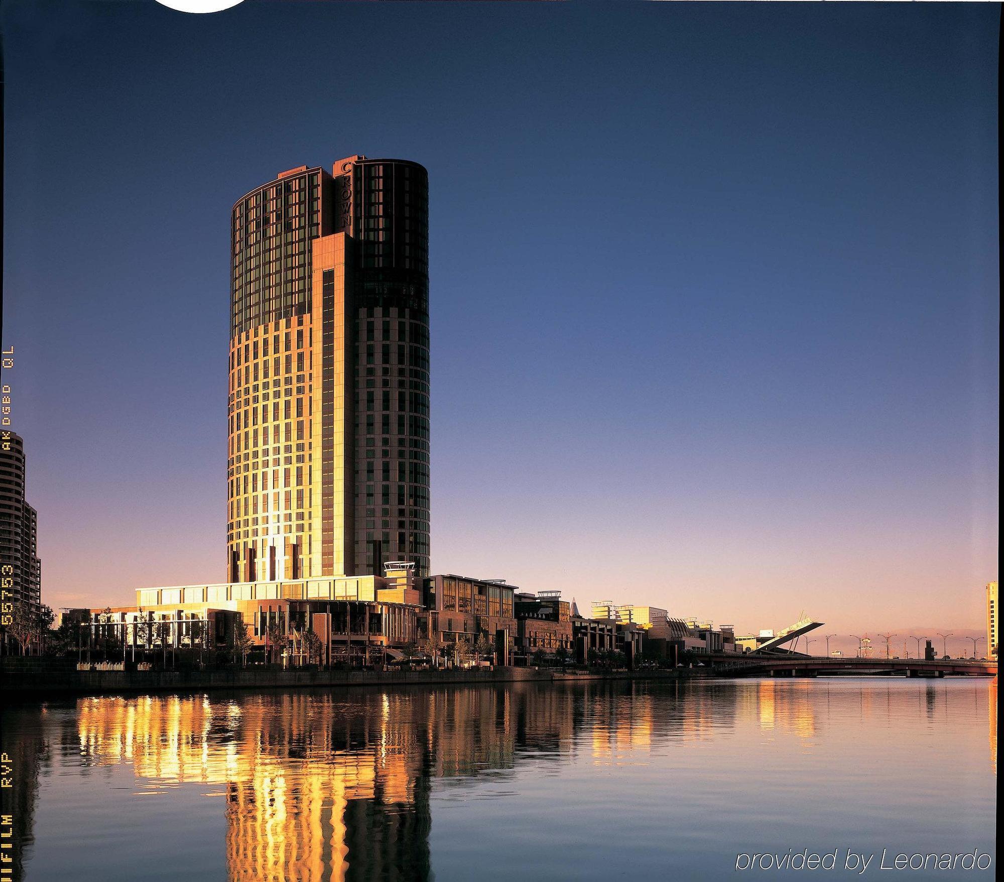 Crown Towers Melbourne 호텔 외부 사진 The Crown Towers at dusk