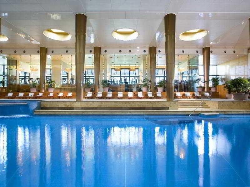 Crown Towers Melbourne 호텔 외부 사진 The pool at the InterContinental