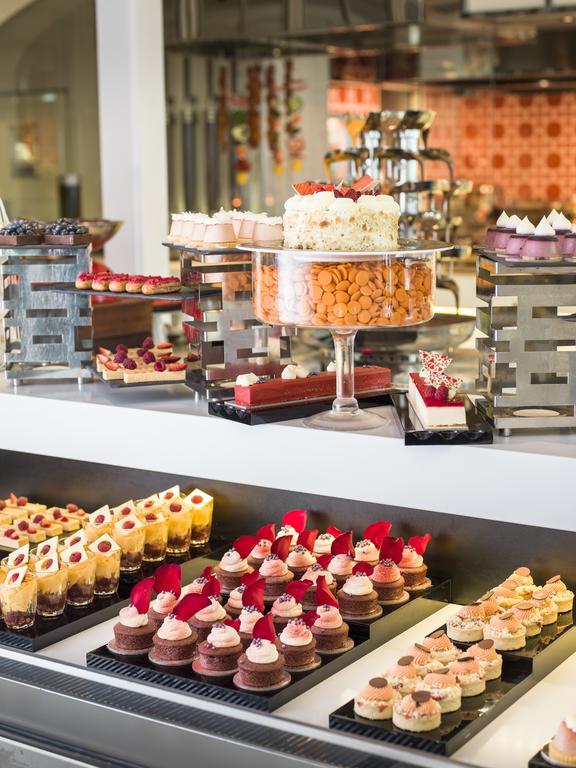 Crown Towers Melbourne 호텔 외부 사진 A dessert buffet