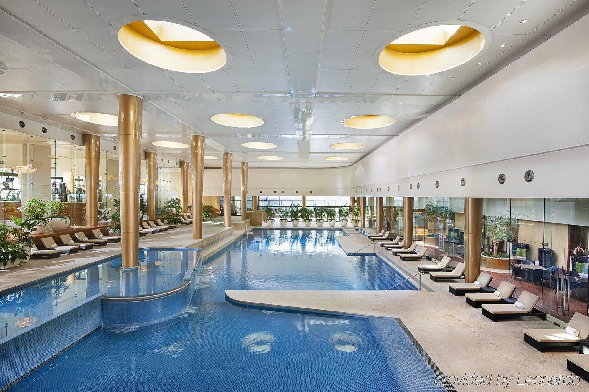 Crown Towers Melbourne 호텔 외부 사진 The pool at the spa
