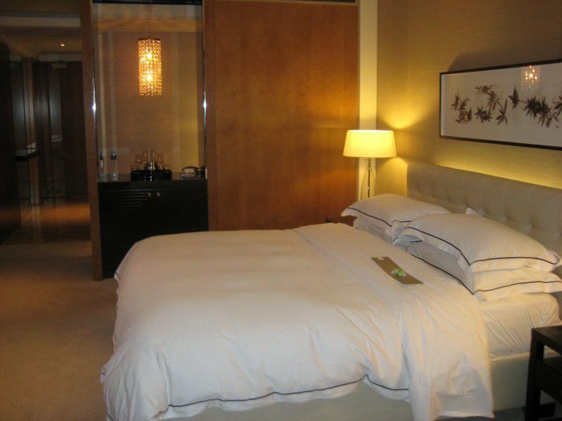 Crown Towers Melbourne 호텔 외부 사진 A bedroom at the Mandarin Oriental, Hong Kong